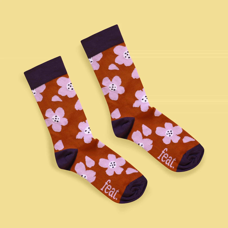 Feat. : Ladies Rust and Lilac 70s Floral Socks
